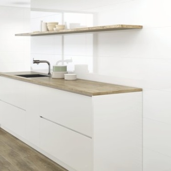 Blanco Brillo 30x90 cm.  Pavimento Eleganza Roble 20 x 114 cm.